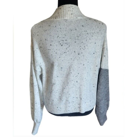 Studio 19 turtleneck long sleeve color block gray white blue sweater, size m - Picture 2 of 5